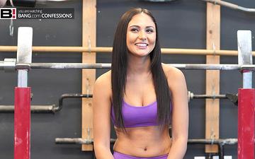 Herunterladen Ariana marie lässt ihre muschi im fitnessstudio trainieren