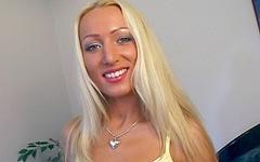 Jetzt beobachten - Diana doll makes her first porno and fucks the biggest cock she's ever seen