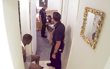 Downloaden Zoey reyes fucked by two officers while her restrained boyfriend watches