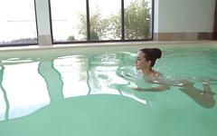 Anna Rose nimmt ein Nacktbad im Pool vor einem schwülen Fick - movie 1 - 2