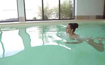 Scaricamento Anna rose fa un tuffo in piscina prima di una sensuale scopata