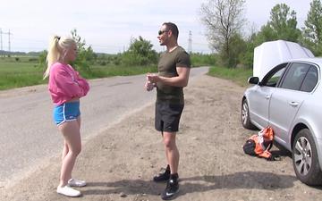 Downloaden Anna rey has a road side quickie with a hot college stud