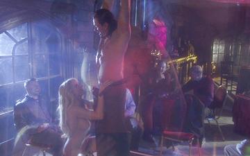 Scaricamento Brooke belle fucks a stud on stage after stripping while five guys watch
