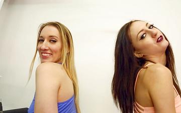 Herunterladen Riley reyes jerks you off between kendra cole legs after sucking your cock