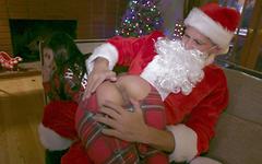Gianna Dior bekommt ihre Muschi von ihrem Santa-Stiefvater gestopft - movie 1 - 3