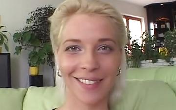 Downloaden Blond europees sletje krijgt sperma in haar keel