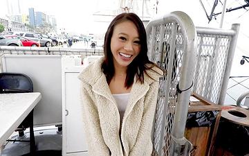Télécharger Jasmine grey, la bombe asiatique, n'a jamais baisé une si grosse bite auparavant !