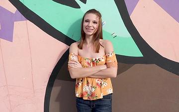 Downloaden Jaycee starr heeft gepiercete tepels en als ze ermee speelt, wordt haar slipje week