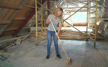 Scaricamento Jenny's contractor is old as fuck but his cock works just fine!