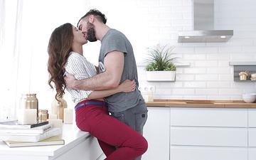 Scaricamento Veronikaja fucks her boyfriend in a hot xxx scene on the kitchen counter