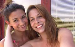 Regarde maintenant - Keira and antonia sainz film each other masturbating on a boat