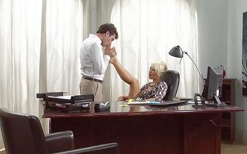 Scaricamento Annika albrite leaves her wet up and down the shaft of james dean's dick