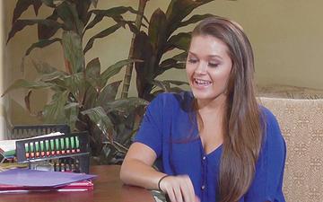 Scaricamento Abby cross shows you why they call it the oral office!