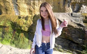 Descargar Megan marx muestra su culo apretado mientras cabalga su gruesa carne