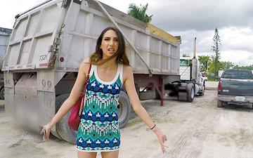 Télécharger Natalia est une latina épicée qui fait tournoyer sa chatte sur une bite à la fourrière.