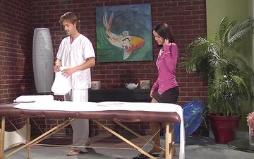 Télécharger Dillion harper gets a deep g-spot massage!