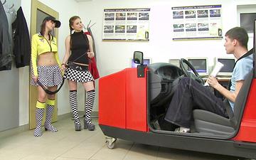 Herunterladen Rita e and charlotte f have a threesome in their defensive driving studio