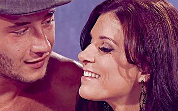 Downloaden India summer rips off her crotchless stockings as she cums hard