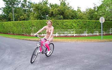 Télécharger Kinsley anne est un jouet de baise sauvage qui aime faire du vélo tout nu.
