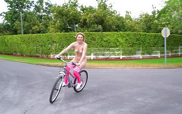 Télécharger Kinsley anne is a wild fuck toy that likes to bike around naked