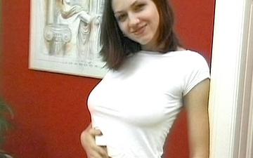 Downloaden Deze domme brunette is een jongere kinky slet