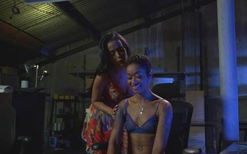 Herunterladen Layla sin circles skin diamond's throbbing clit to make her cum