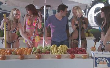 Scaricamento Carla cox and capri cavalli seduce a stranger for an anal threesome