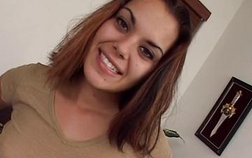 Télécharger Melissa milano, jeune femme de 18 ans qui débute, se fait éjecter par la voie anale.
