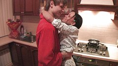 Regarde maintenant - Little hellcat fucks her boyfriend on the kitchen counter