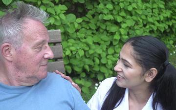 Descargar Eva mercedes fucks a fat old guy with hairy balls