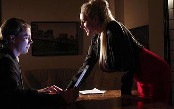 Scaricamento Angel wicky fucks her hot new college intern and lets him know she owns him