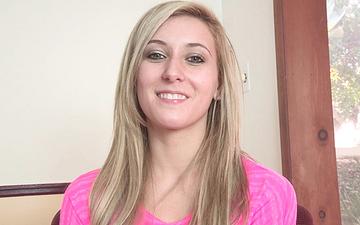 Descargar ¡lilly banks se menea una polla por créditos y se la traga por sus prácticas de verano!