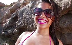 Carla Cruz sitzt auf seinem Schwanz, während sie am Strand liegt! - movie 4 - 2