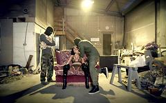 Dos sementales enmascarados toman el coño de Jasmine Jae en un almacén abandonado - movie 5 - 2