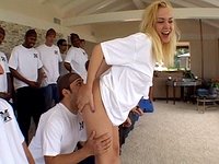 Kijk nu - Annette gives double blowjobs and wears plenty of cum during this gang bang