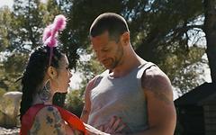 La rubia caliente Amber Jayne y la zorra tatuada Megan Inky comparten una gran polla - movie 3 - 2