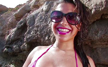 Télécharger Carla cruz fait rebondir sa chatte sur sa bite après une journée à la plage.