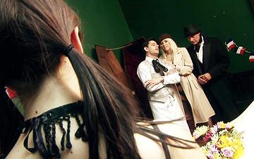 Herunterladen Gangbang mit analsex - kein loch bleibt ungefickt!