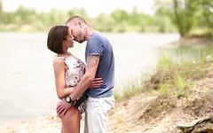 Anabelle hace el amor con su novio al aire libre tras ir de excursión a un lago - movie 1 - 2