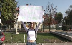 Arietta Younge fordert diesen Hengst auf, sie bei einer Demonstration von Aktivisten zu ficken - movie 1 - 2