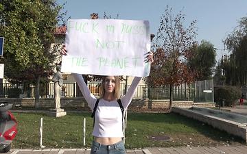 Herunterladen Arietta younge fordert diesen hengst auf, sie bei einer demonstration von aktivisten zu ficken