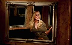Guarda ora - Brandi love introduces you to the room full of mirrors