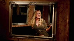 Kijk nu - Brandi love introduces you to the room full of mirrors