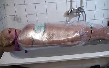 Télécharger Angel wicky est entièrement enveloppé dans un film plastique que l'on remplit d'eau.