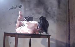 Lexi Dona est attachée nue à une table et se tortille contre les cordes. - movie 9 - 5