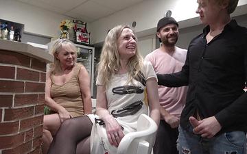 Télécharger La fête de bingo des grands-mères se transforme en orgie !