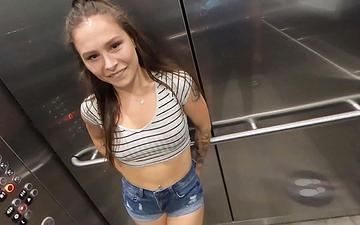 Scaricamento Mia moore succhia il cazzo e si fa vedere in pubblico