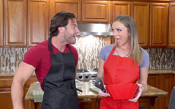 Herunterladen Tiffany watson spritzt bei ihrer live-kochshow überall hin