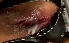 Une mamie coquine se fait baiser dans un corset de cuir sans entrejambe jusqu'à ce qu'elle soit creampée. - movie 3 - 7