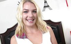 Die blonde Partytussi Ally Brooks liebt es zu blasen und zu schlucken - movie 9 - 2